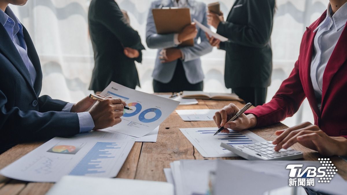 開會1個多小時!00後新人「突問1句話」全場愣住 兩派戰翻