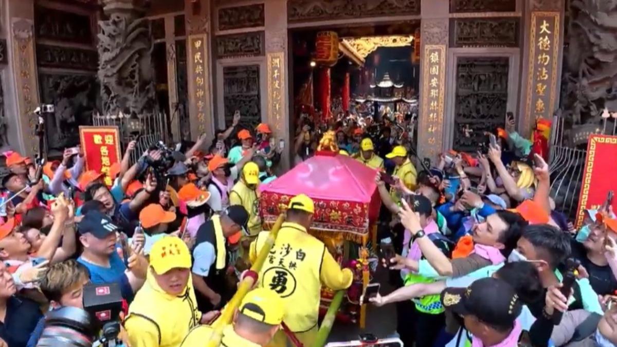 「粉紅超跑」白沙屯媽祖衝進大甲鎮瀾宮 罕見「四媽會」信眾歡呼