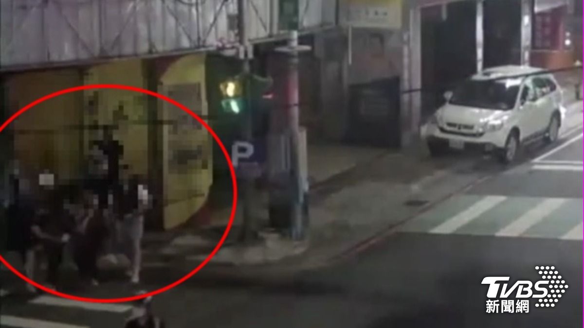 新莊藥妝店女員工、主管吵架「烙男友」 他1對4被打趴