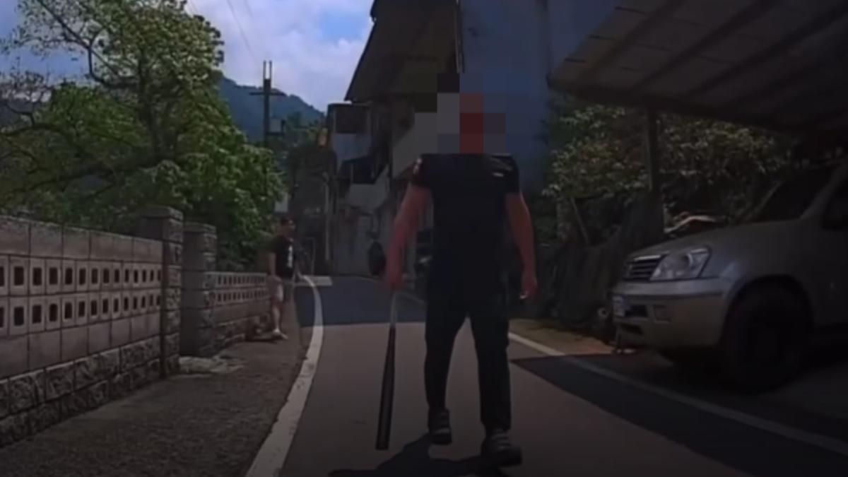 影音/石碇行車糾紛!男違停被嗆竟持球棒攔人 「不道歉別想走」