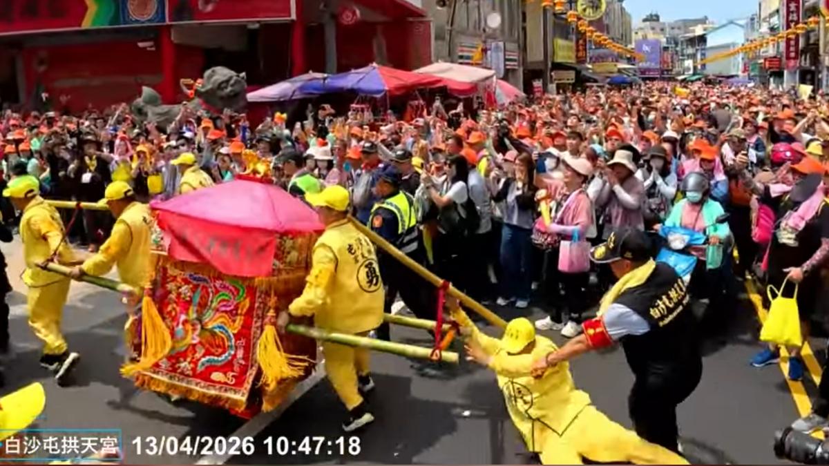 等不及四媽會!「粉紅超跑」大甲Turbo全開 轎班大哥被甩飛