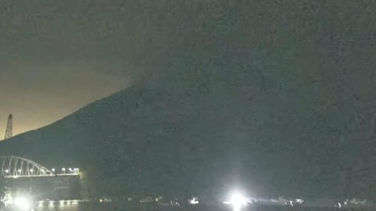 日櫻島火山連噴3天 凌晨爆發大型噴石+火山灰四濺3級警戒