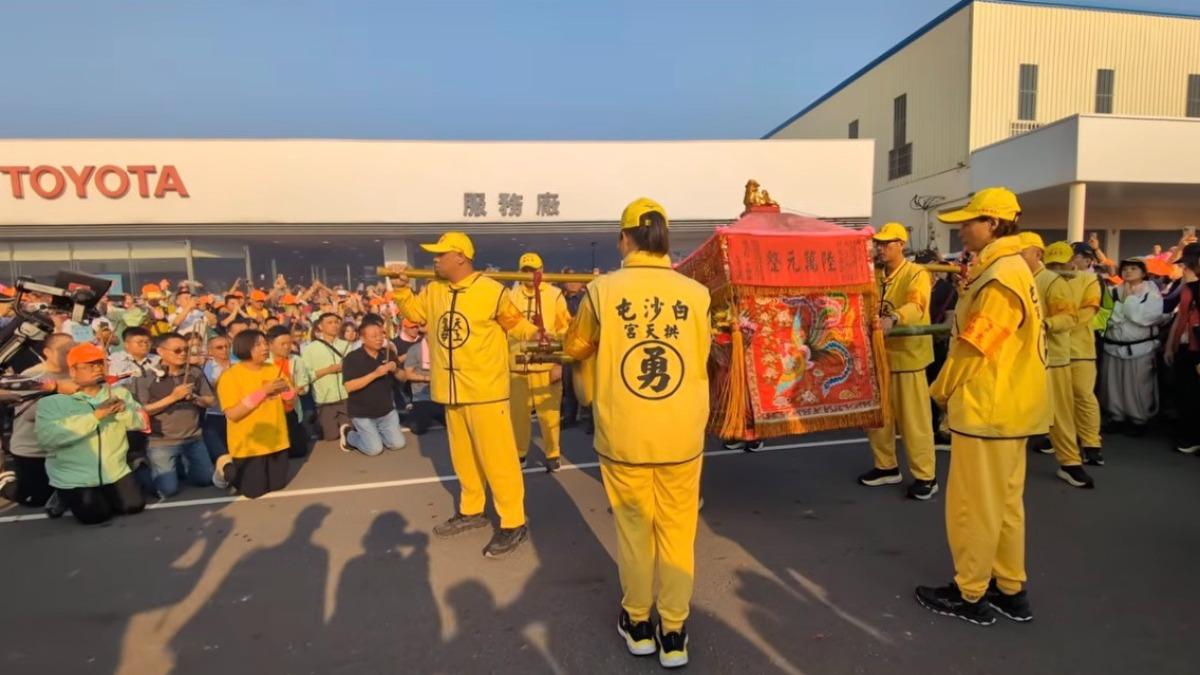 媽祖的老朋友!鑾轎「第11度停駕」Toyota苑裡廠 信徒嗨翻