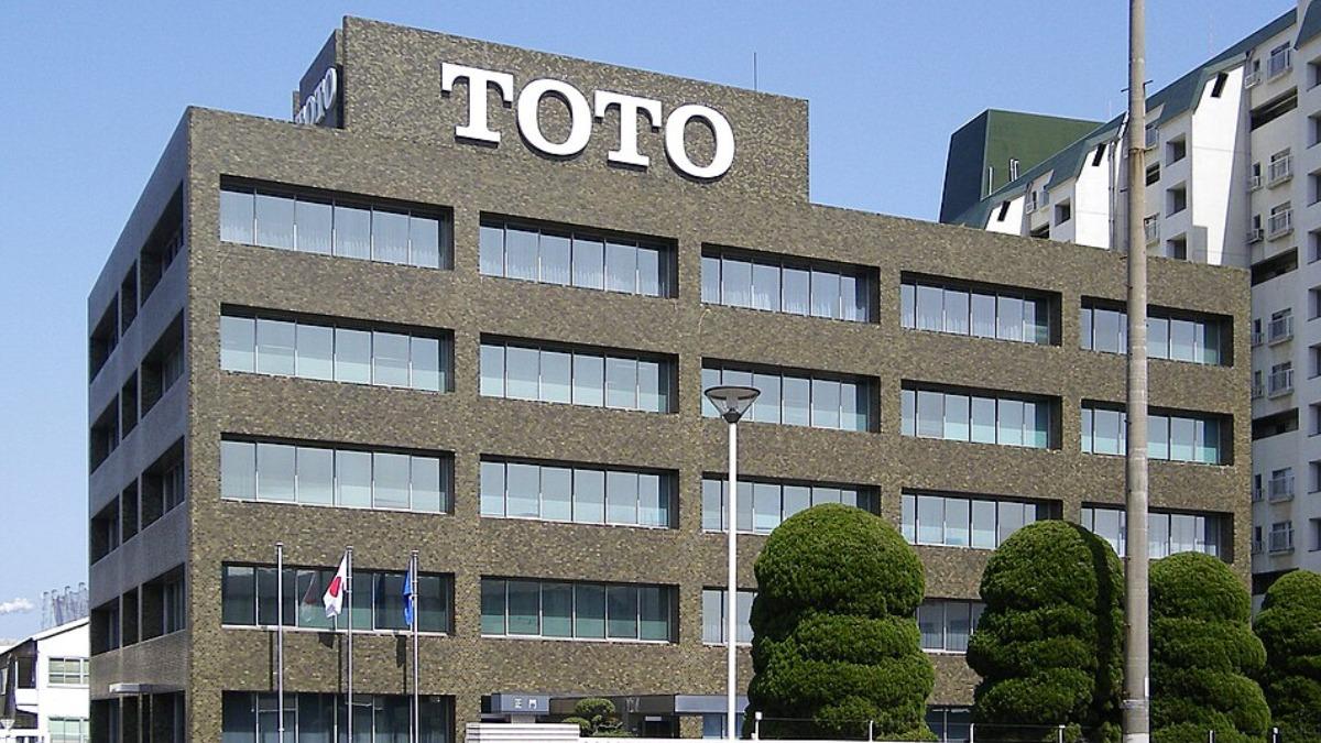 日本衛浴恐斷貨! 中東戰火影響石腦油供應 TOTO股價挫8.8%