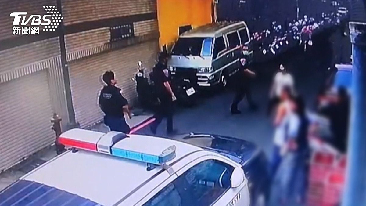 涉詐男遭刑事局南下緝捕 對峙中「持剪刀刺頸」血流不止