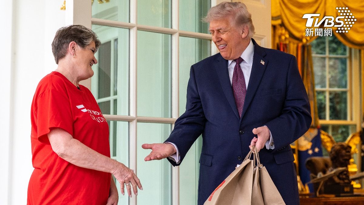 白宮點兩大袋麥當勞!川普親塞千元小費給外送奶奶 宣傳免稅政策