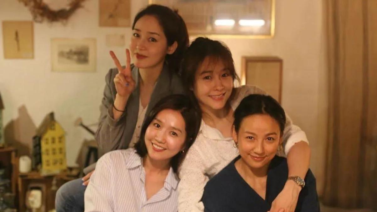 李孝利父親辭世今出殯… 元祖女團Fin.K.L.靈堂重聚:悲喜一起承擔