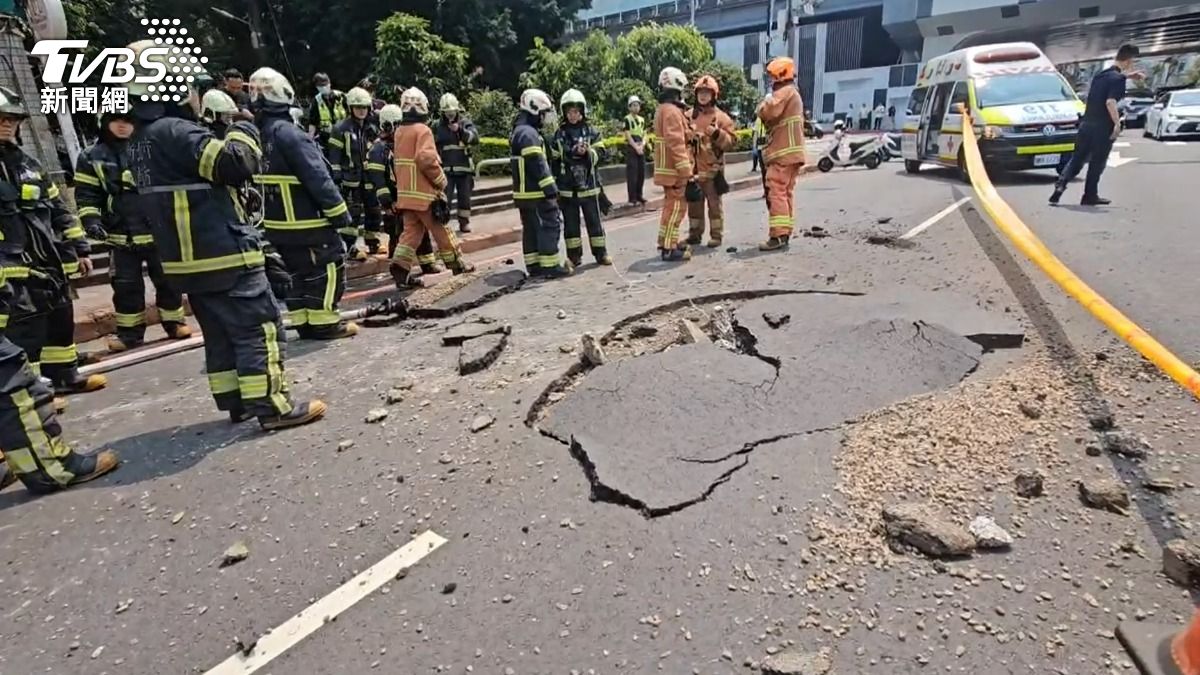 快訊/板橋縣民大道柏油路突「炸裂」竄白煙 民眾驚:地板在跳動