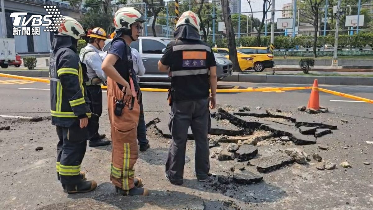 板橋柏油路「炸裂噴白煙」 原因出爐:高壓電纜線故障引爆