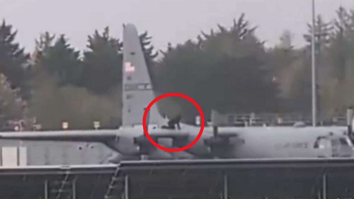 有片/怪男闖愛爾蘭機場!「持斧猛砍」美軍C-130運輸機