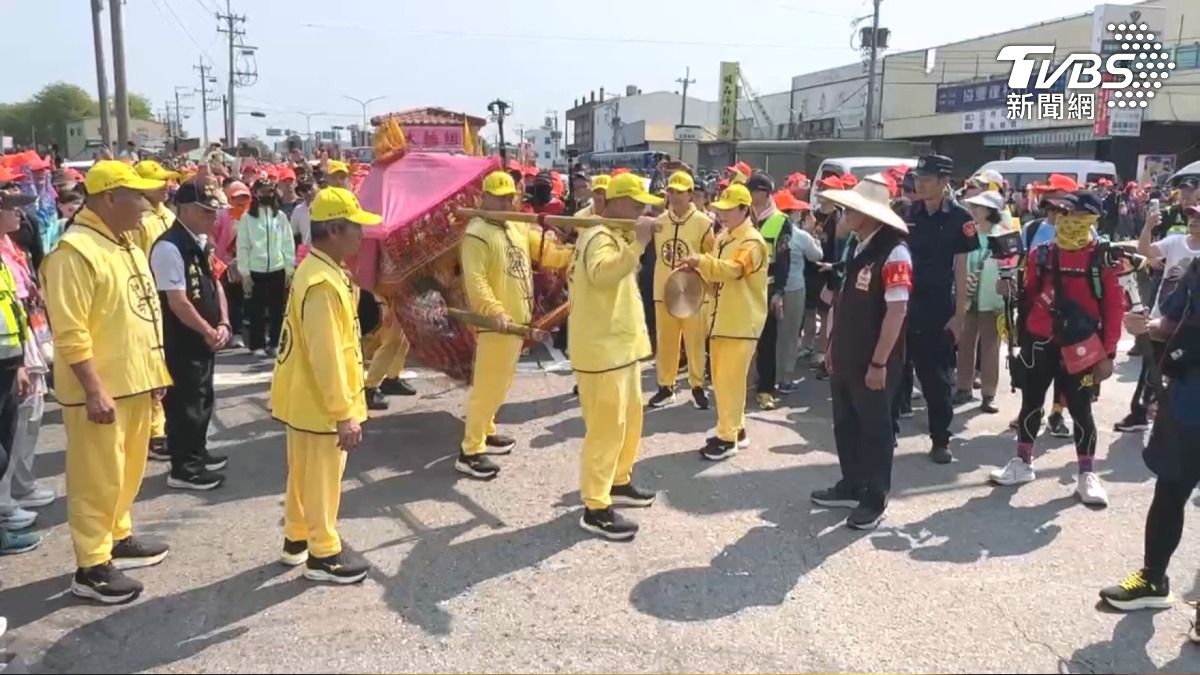 拿媽祖當擋箭牌?男無照騎車求通融 警霸氣回:違規就是開罰