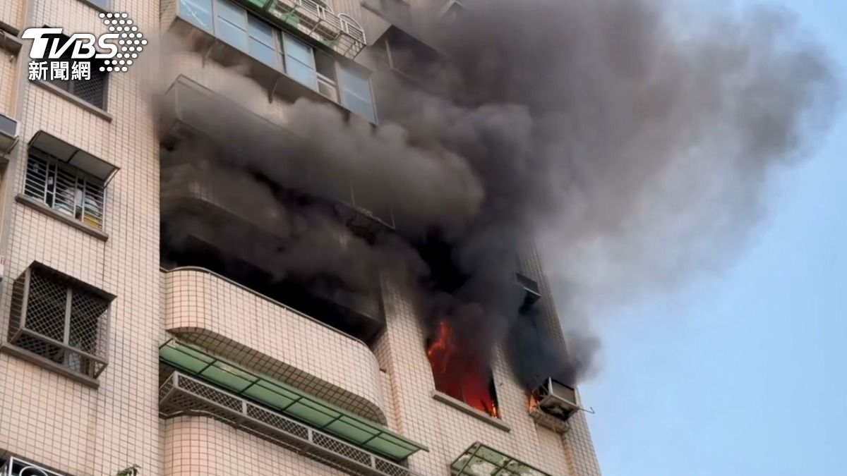 高雄大樓火災!烈焰、濃煙猛竄 住戶驚逃:冷氣機自己燒起來