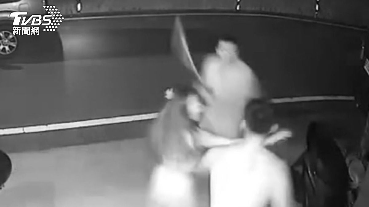 影音/情侶逛夜市吵架!女方哥哥「持鋁棒殺到家」痛毆 男頭縫14針