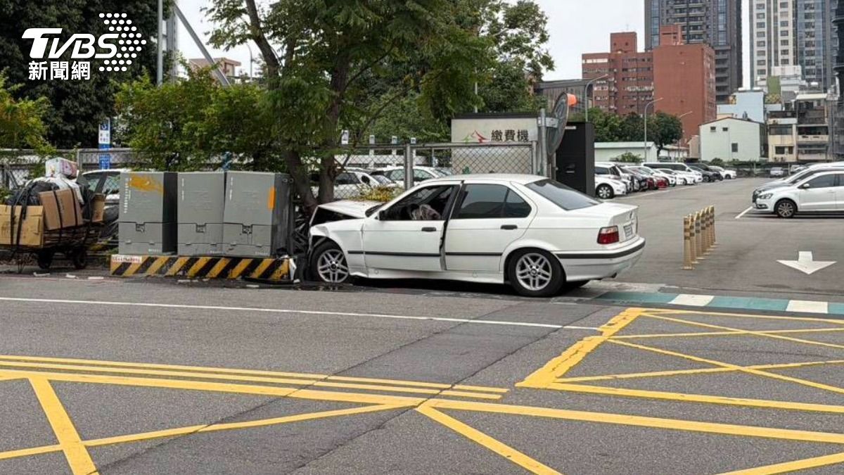 台中女開BMW猛撞變電箱 害議會半小時沒電用