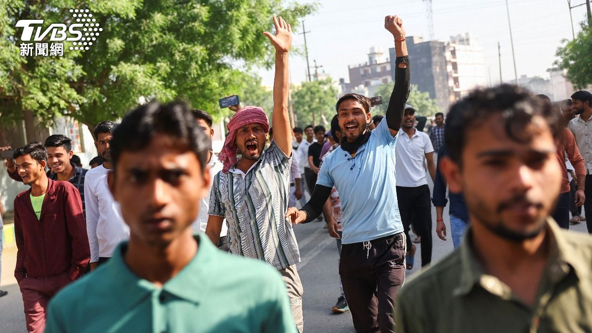 不滿鄰邦加薪!印度工業城爆騷亂 工人怒火燒街頭