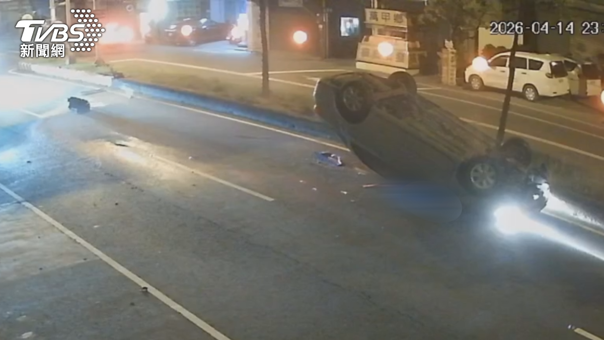 超車失控撞分隔島翻覆!22歲黃姓工人借車自撞身亡