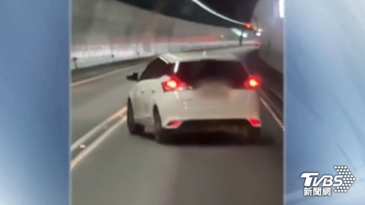 影音/雪隧驚見白色轎車「蛇行龜速擋道」 長按喇叭加速駛離