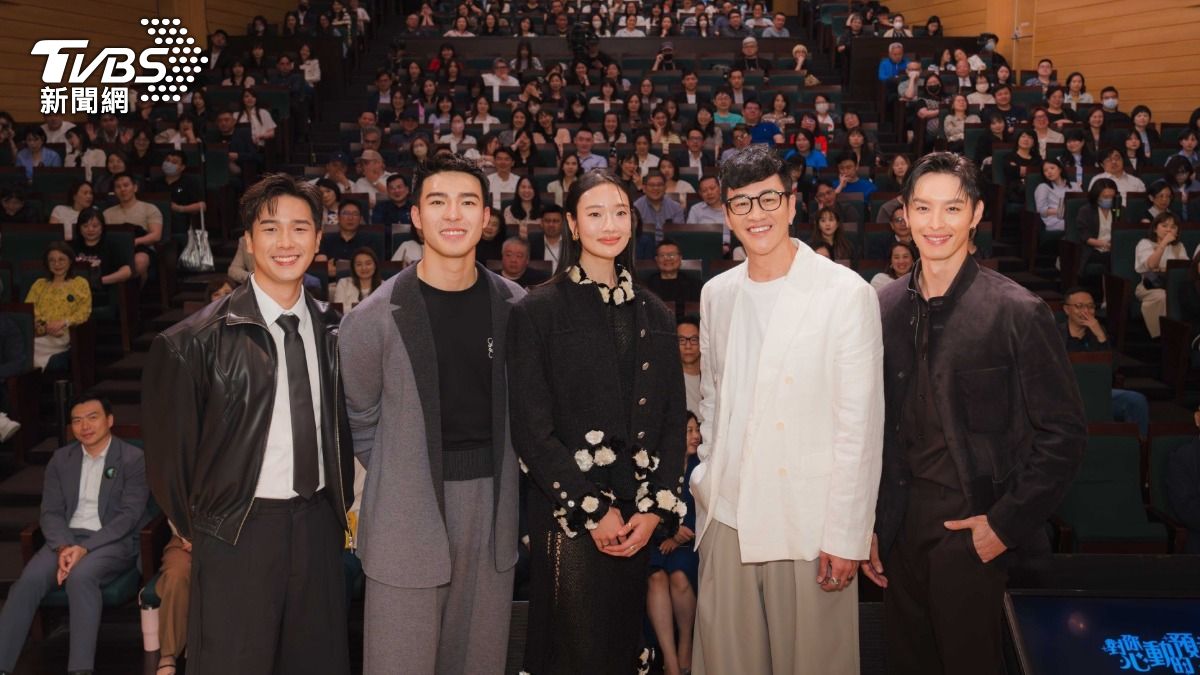 TVBS ORIGINALS原創劇集《對你心動的預言》,蔡程俊(左起)、陳昊森、Aokbab茱蒂蒙、導演何潤東及曹佑寧出席TVBS 2026品牌發表會。(圖/TVBS) TVBS ORIGINALS原創劇集《對你心動的預言》,蔡程俊(左起)、陳昊森、Aokbab茱蒂蒙、導演何潤東及曹佑寧出席TVBS 2026品牌發表會。(圖/TVBS)
