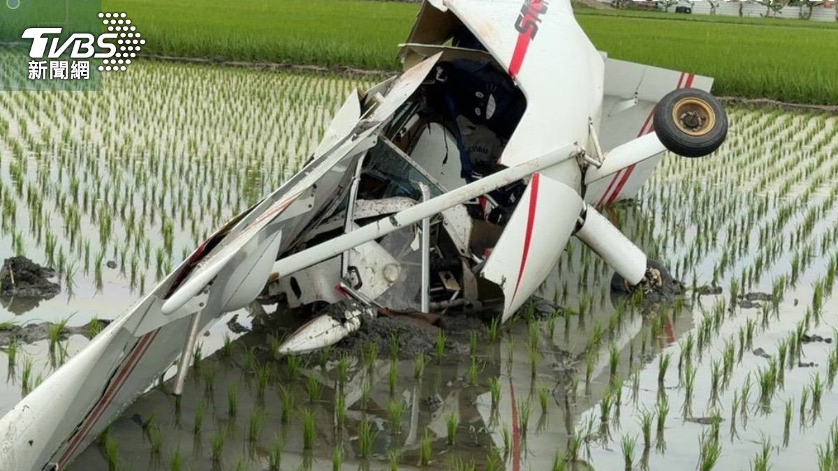 雲林驚悚墜機意外!輕航機失事「倒插農田」 1人濺血送醫