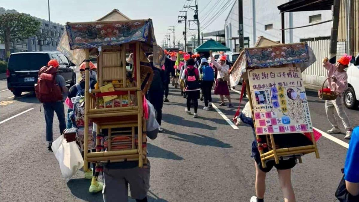 白沙屯媽祖神助攻!女信眾隔年「脫單成功」 今揪男友揹轎還願