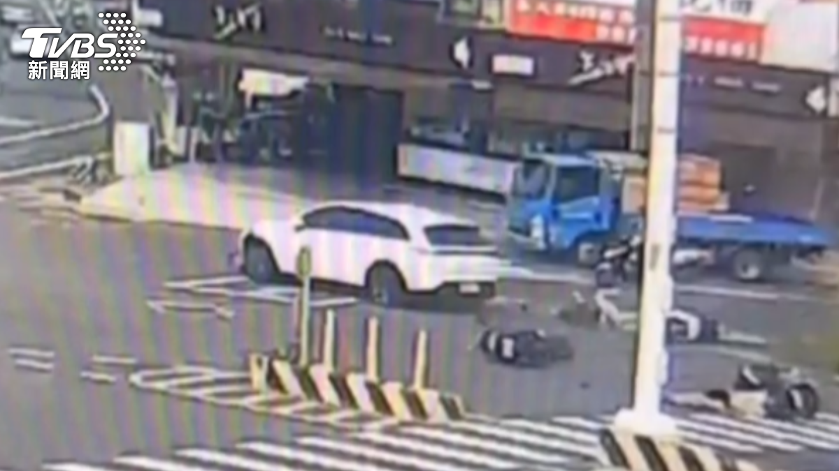 [新聞] 台南恍惚女毒駕「保齡球式」暴衝　3騎士 - 八卦 - PTT.BEST 批踢踢爆文 3