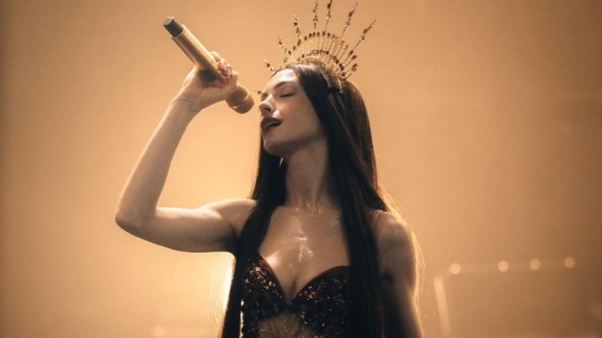 安海瑟薇崩潰!化身流行巨星閉關2年訓練 紐約首映透膚禮服辣翻