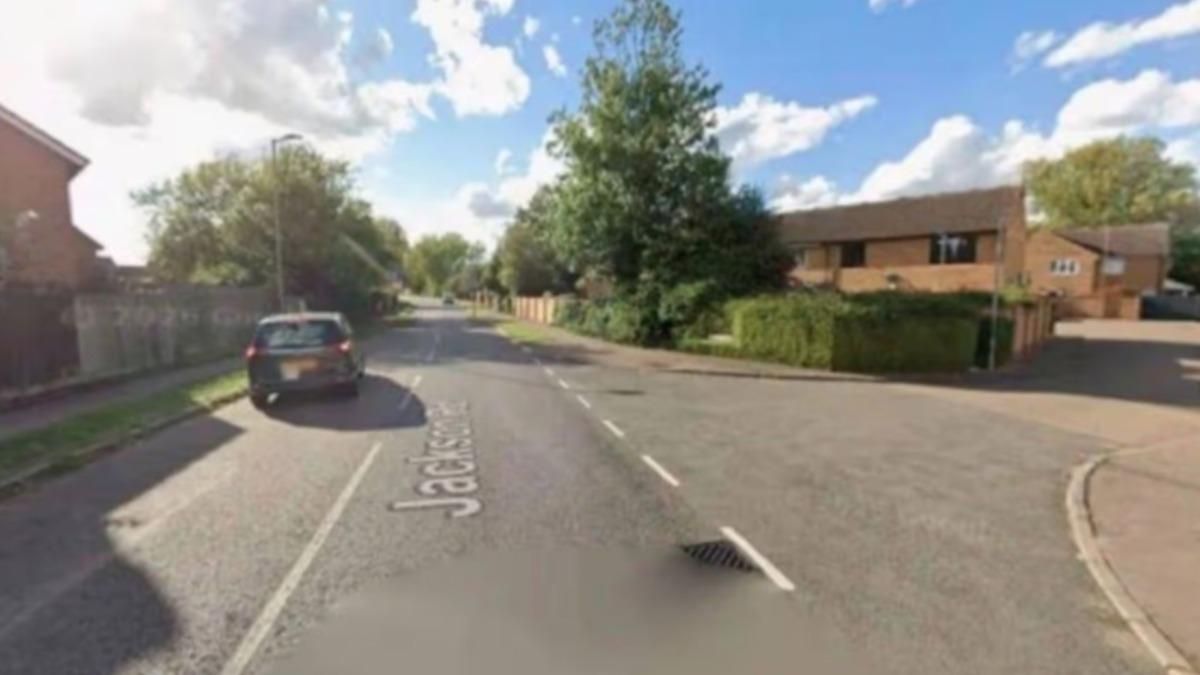 英7旬翁當街被性騷!女伸鹹豬手還搶金鍊、勞力士 疑連犯2起