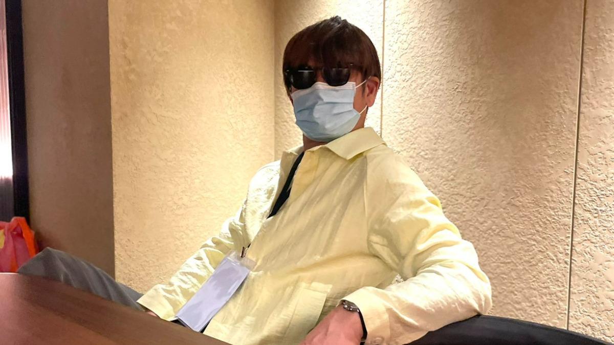 徐乃麟喬裝金髮、戴墨鏡與口罩現身宣傳現場。（圖／大浪娛樂提供）