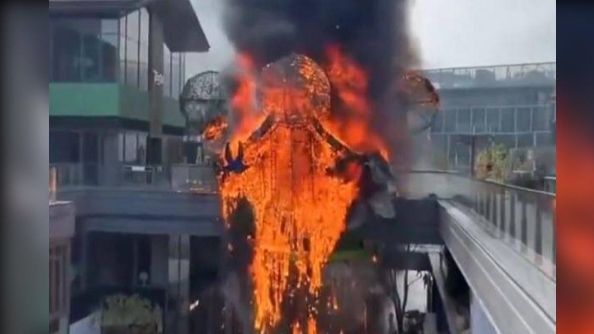 嚇壞!蘇州泡泡瑪特大型MOLLY裝置遭火舌吞噬 濃煙竄天畫面曝