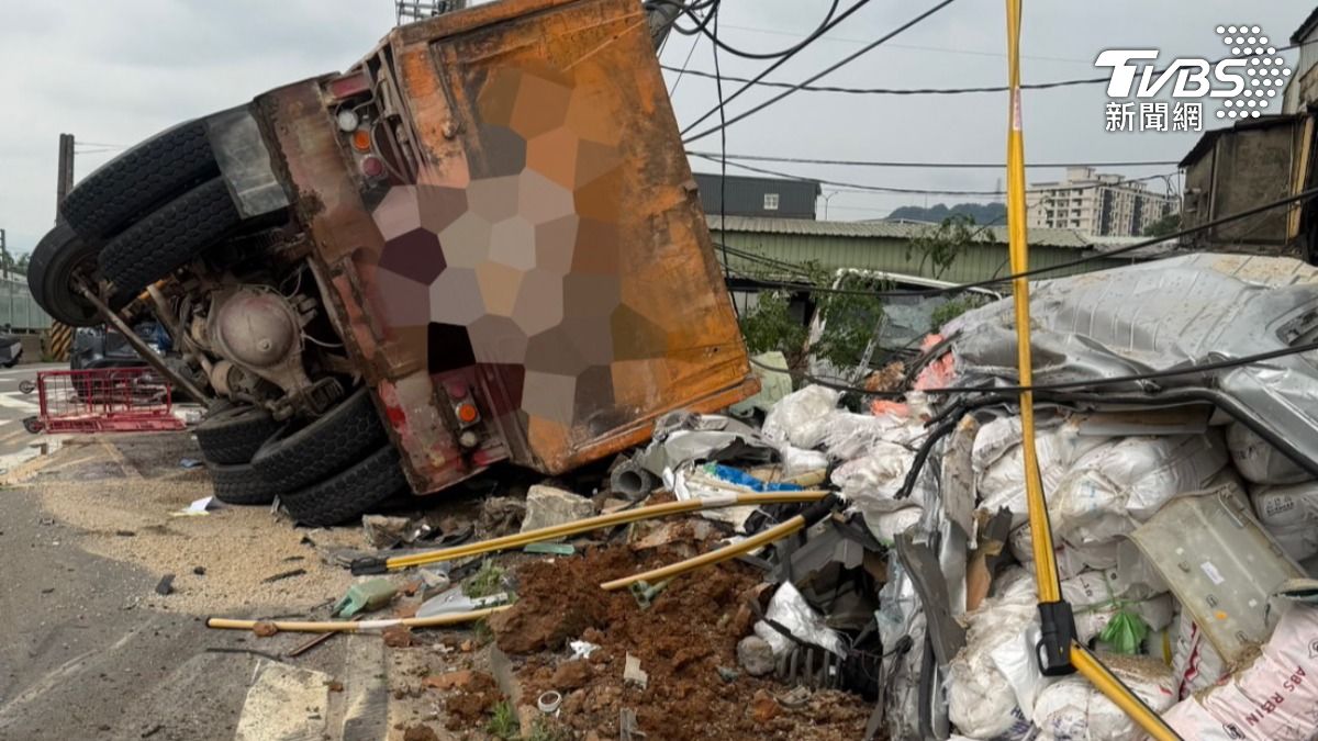 快訊/鶯歌嚴重車禍!砂石車失控翻覆 5人、1嬰兒受傷搶救中