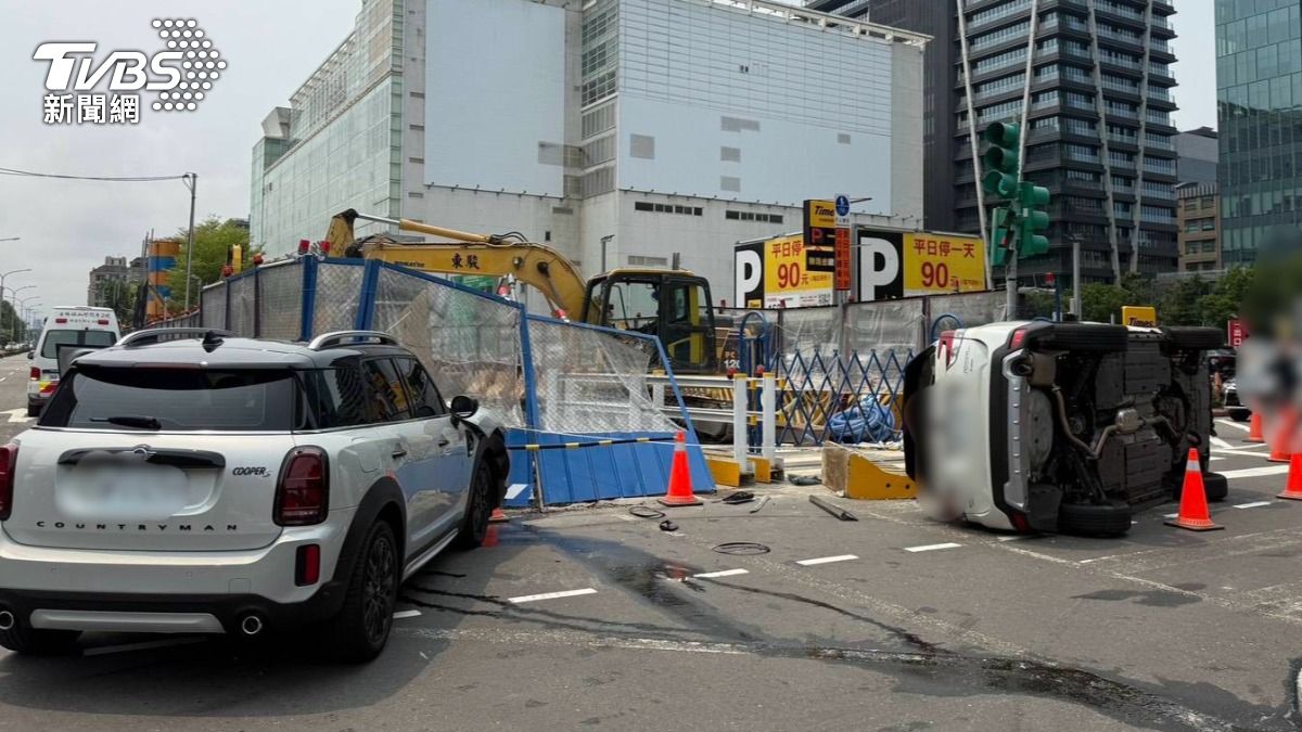 北市路口驚險碰撞!休旅車「瞬間失控」翻進捷運工地