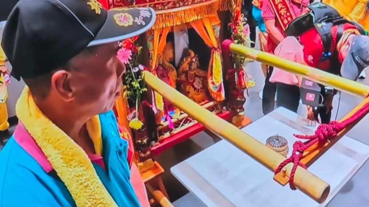 藍衣紅臂章男是誰?白沙屯媽祖「導航員」身分曝 資歷逾40年