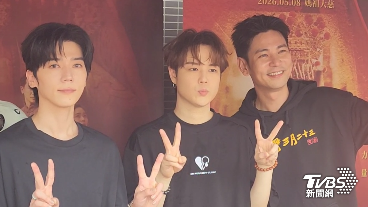 3男神現身白沙屯媽祖進香　香燈腳搶合照