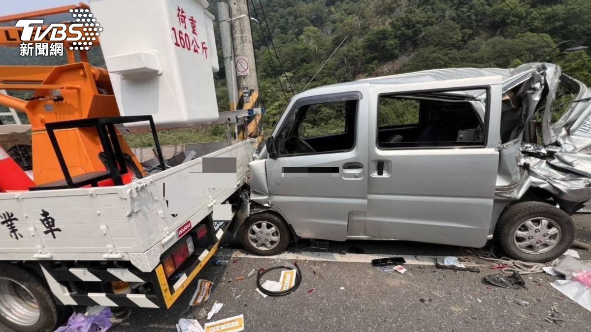 台14線修路燈挨撞!公所廂型車「變形全毀」 4員工夾困送醫