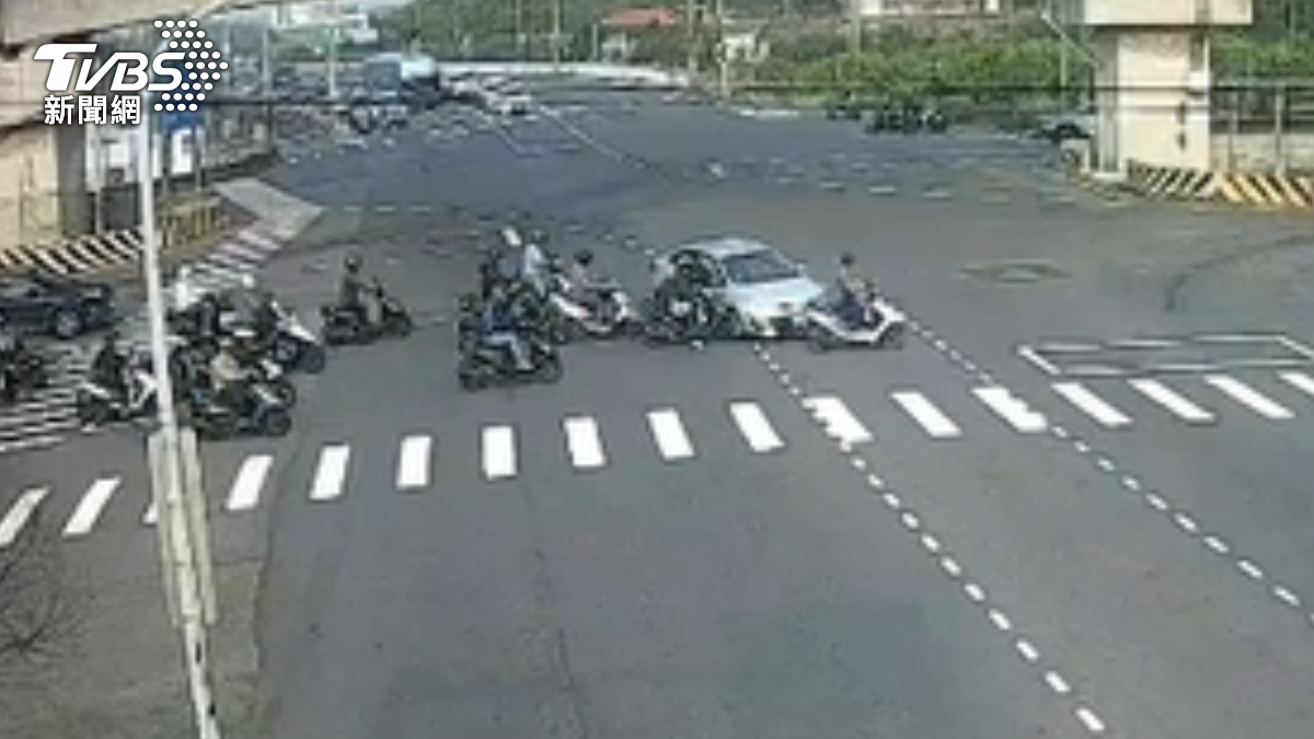 影音/考6次駕照沒過照開! 女闖紅燈撞3機車 探車禍兒反釀車禍