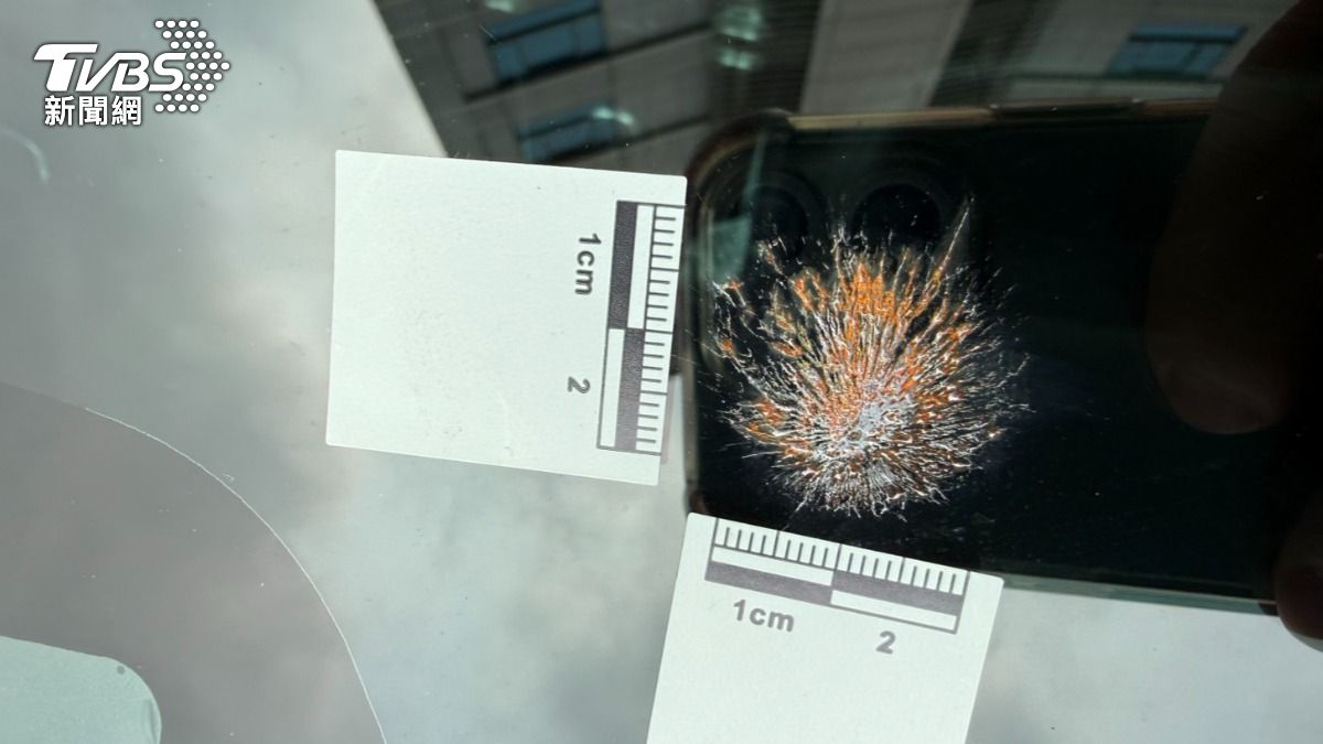 [新聞] 影音／愛車驚見「放射狀彈孔」！警出動6 - 八卦 - PTT.BEST 批踢踢爆文