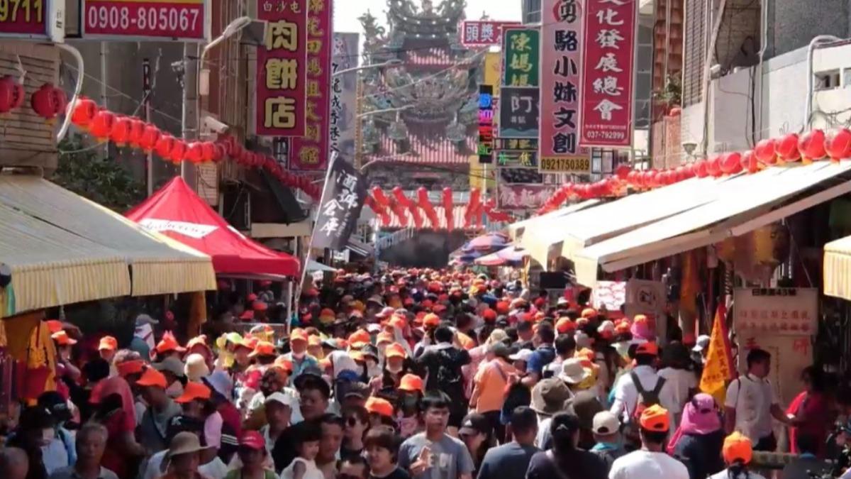 圖／大批香燈腳與接駕信眾湧入通霄守候。（TVBS 提供）