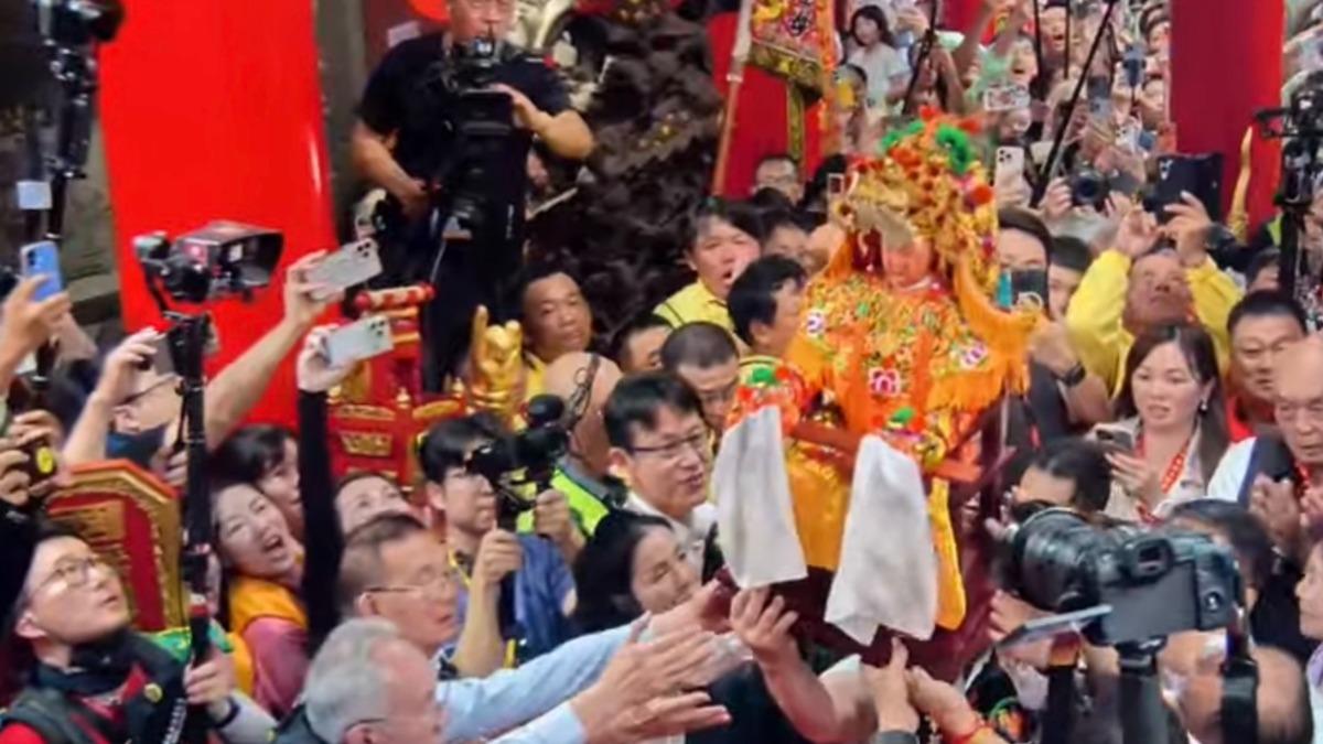 圖／苗栗白沙屯拱天宮媽祖今日下午4點10分返回拱天宮安座。（TVBS 提供）