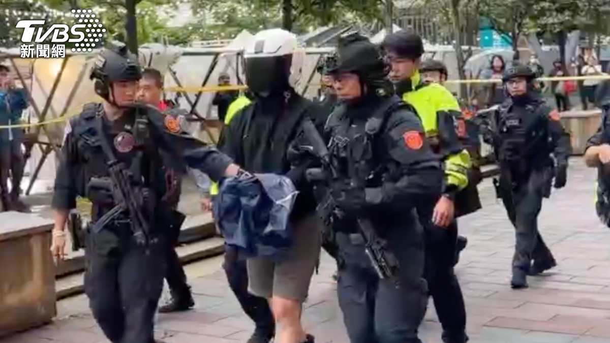 [新聞] 快訊／搶銀行嫌犯畫面曝光！雨鞋、蒙面 - 八卦 - PTT.BEST 批踢踢爆文 2