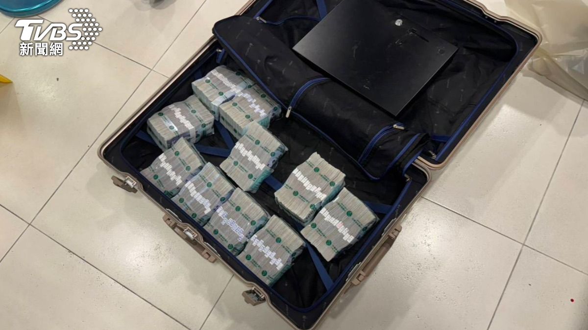 [新聞] 快訊／搶銀行嫌犯畫面曝光！雨鞋、蒙面 - 八卦 - PTT.BEST 批踢踢爆文 3