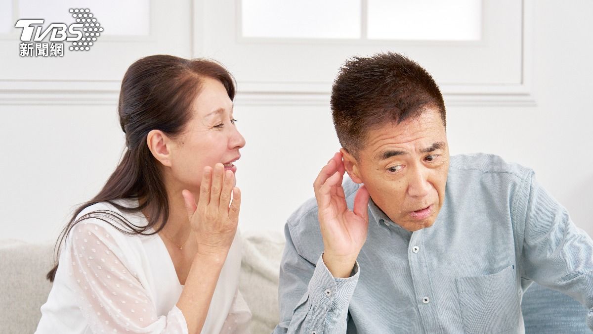 一直聽攏嘸?醫曝「聽力衰退」3徵兆:恐影響大腦認知