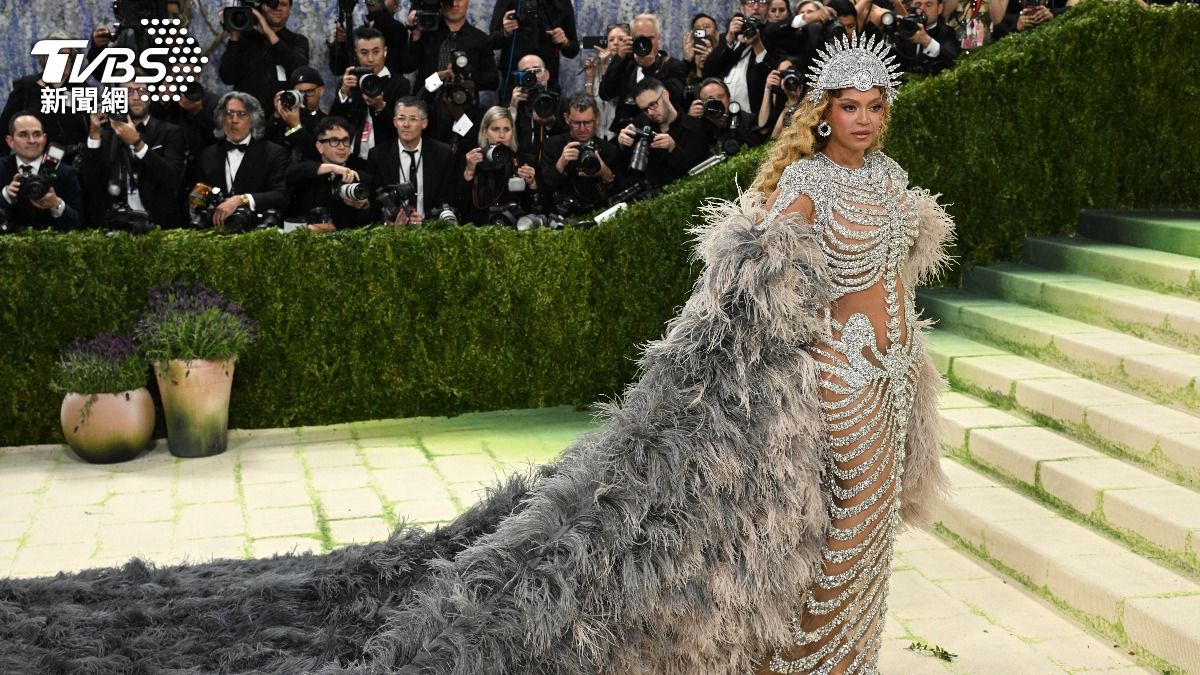 Met Gala/女王碧昂絲睽違10年回歸!全身鑽石華麗亮相 被14歲嫩妹搶鏡
