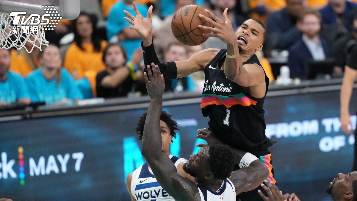 NBA季後賽/文班亞馬史詩大三元白搭!蟻人帶傷拔馬刺 灰狼險勝開胡