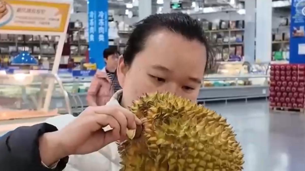 榴槤降價瘋搶卻險送命!她吃完配酒 呼吸困難意識模糊急送醫