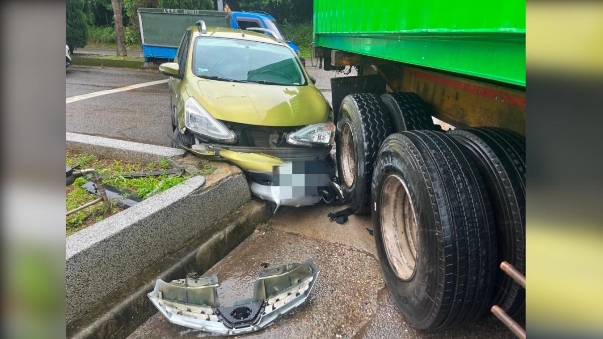 雨天硬鑽大車死角!桃園轎車後退不及卡後輪 車頭撞爛逃死劫