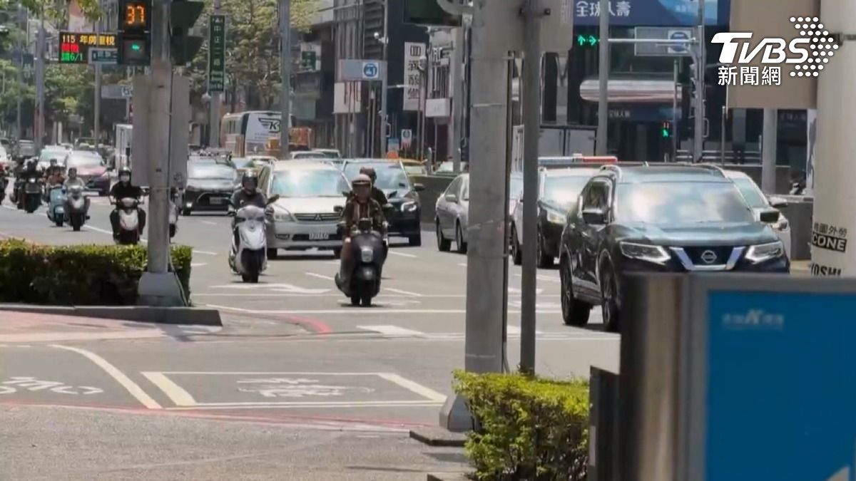有民眾傍晚放學時段，在台南市東區看到一名家長騎乘機車違規「五貼」，將4名孩子全擠在同一輛機車上。（圖／TVBS）