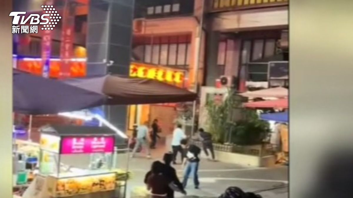 影音/10多名移工酒後大亂鬥「飛踢踹頭」!台中東協廣場成戰場