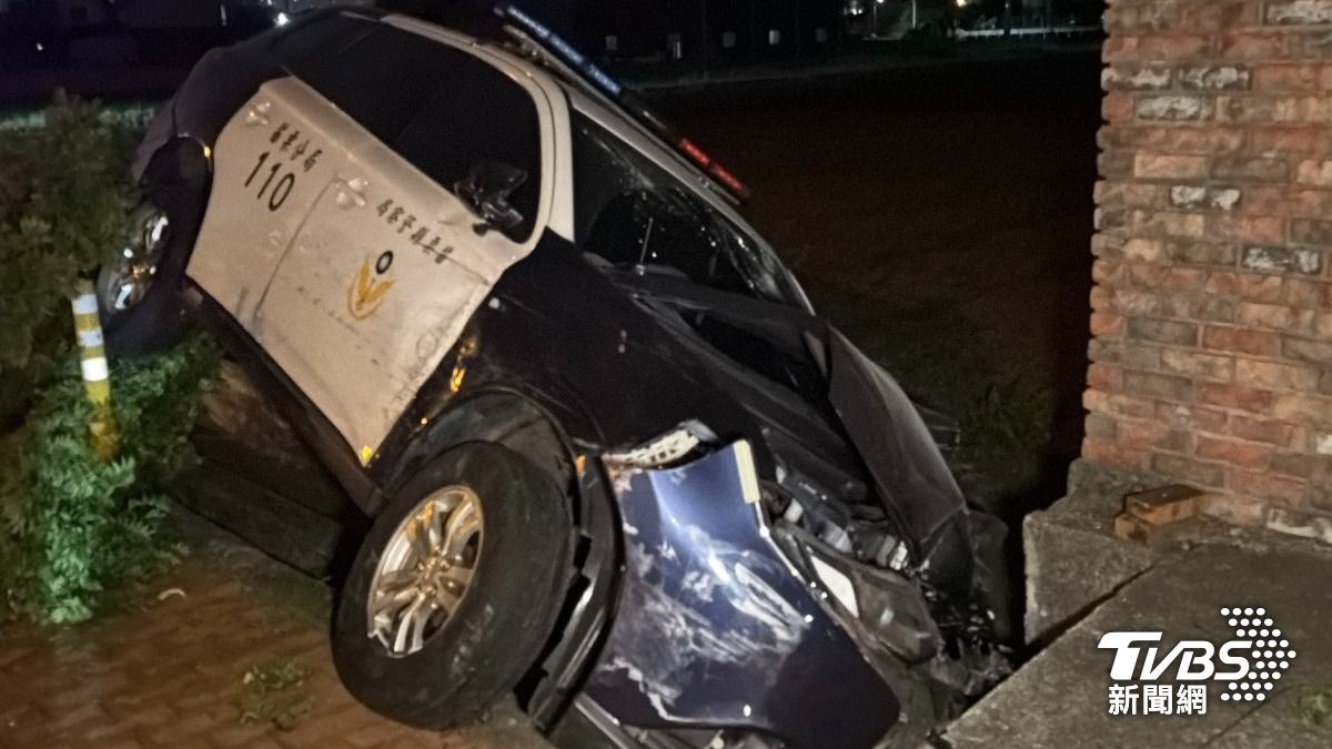 苗栗警車圍捕嫌犯失控翻溝 2員警受傷送醫「車頭全毀」