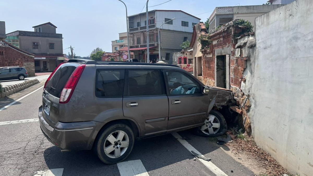 閃動物撞爛車頭還爆胎!金門男臉部掛彩 一驗竟還酒駕