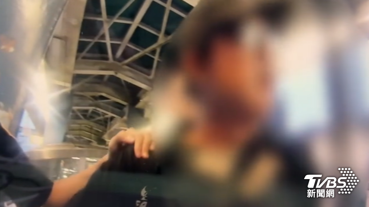 影音/醉男台鐵狂飆髒話5分鐘! 嗆「身上有東西」 遭函送法辦